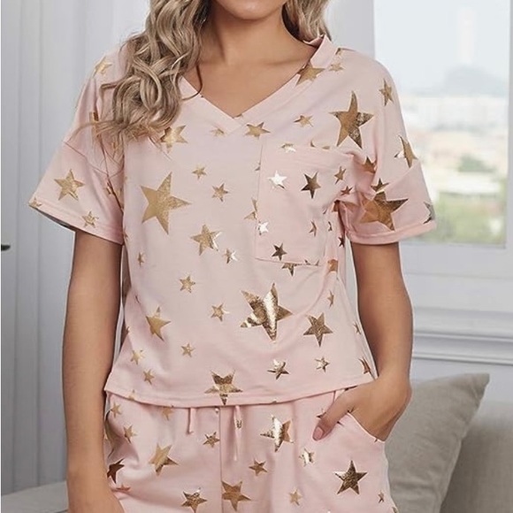 Size medium pink and gold printed star casual short and shirt set - Picture 2 of 6